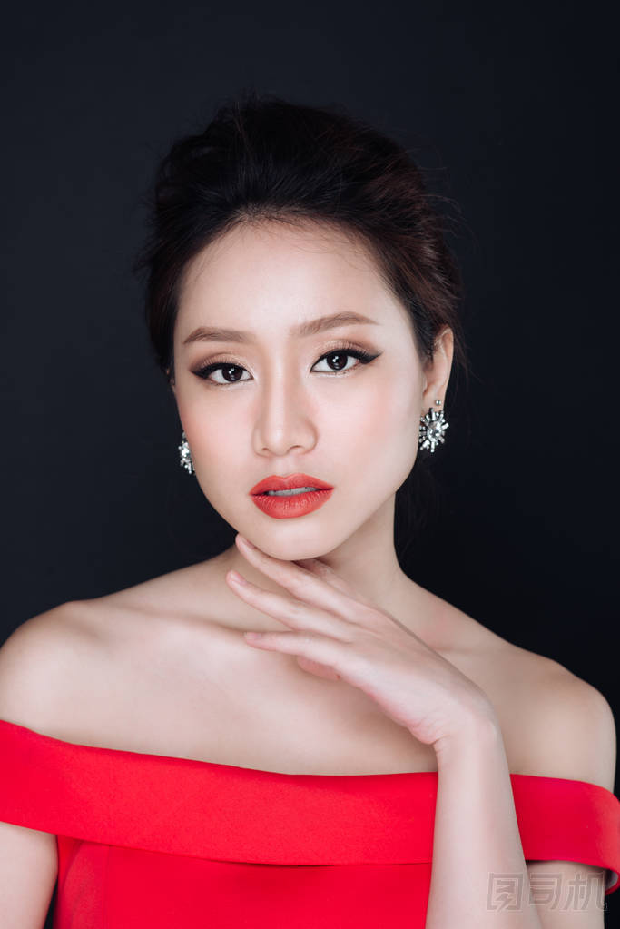 穿紅衣服的女人圖片