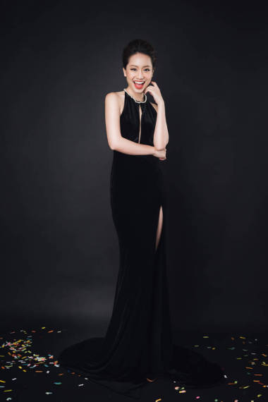 在豪华黑色裙子的女人