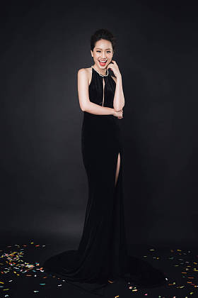 在豪华黑色裙子的女人