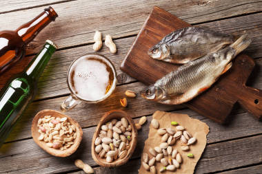 啤酒杯、 堅果、 芯片和