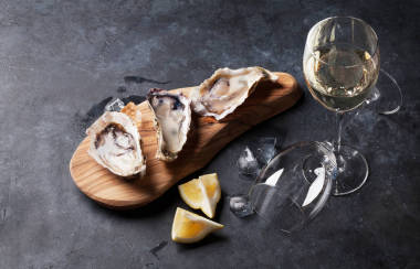 牡蛎在砧板和柠檬图片