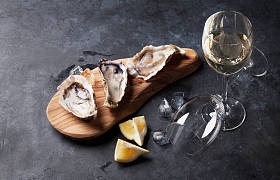 牡蛎在砧板和柠檬图片