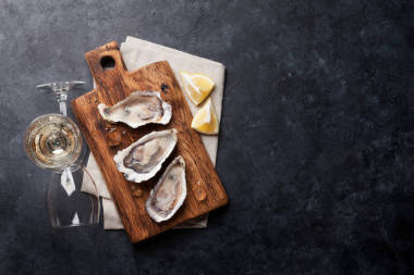 牡蠣、 檸檬和白葡萄酒