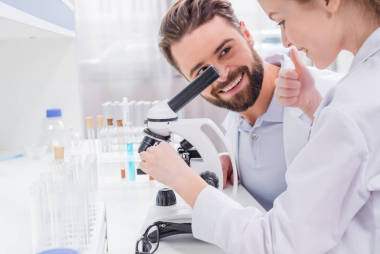 老师和学生在实验室