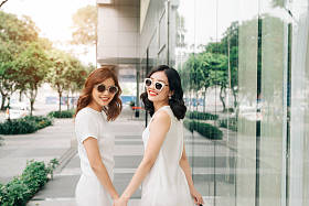 两个戴太阳镜的女孩