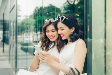 兩個女孩與購物袋