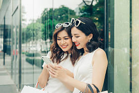 两个女孩与购物袋