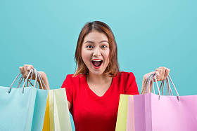 提购物袋的女人图片