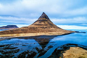 在 Snaefellsnes 半岛附近 Grundarfjor 装载基尔丘山