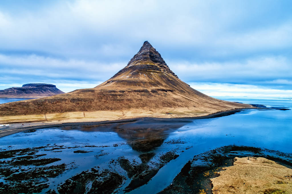 在 Snaefellsnes 半岛附近 Grundarfjor 装载基尔丘山