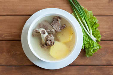 羔羊肉和馬鈴薯湯。頂視圖