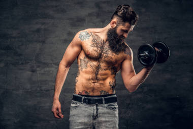 光著膀子的人，做著對肱二頭肌鍛