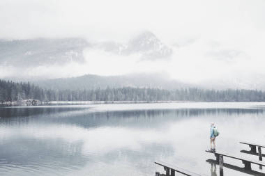在湖山冬季旅游图片