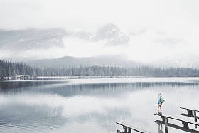 在湖山冬季旅游图片