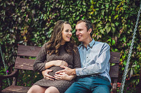 怀孕的年轻女子和她的丈夫.图片