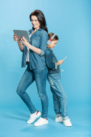 母亲和女儿与数字平板电脑