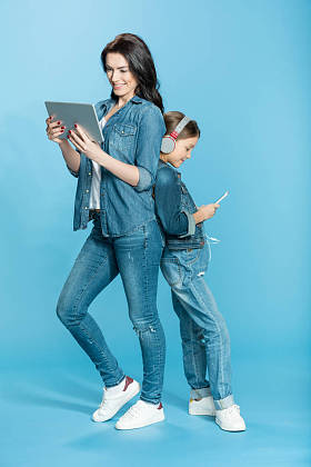 母亲和女儿与数字平板电脑