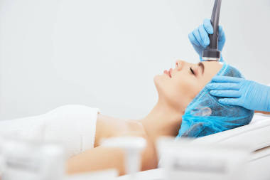 女人躺在美容诊