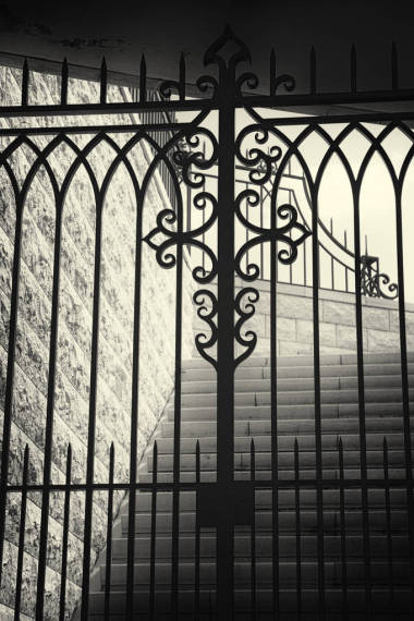 黑色和白色的图像老石楼梯背后大门紧闭