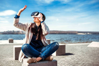 室外的漂亮女孩照片