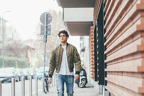 在城市看着别处的人