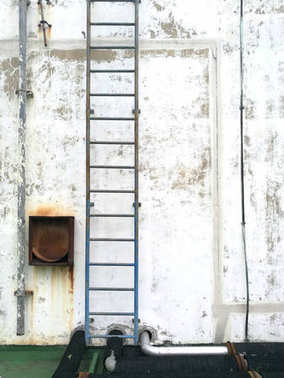 風(fēng)化的灰泥與鐵樓梯背景墻圖片