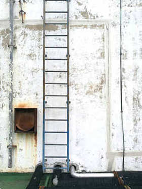 风化的灰泥与铁楼梯背景墙图片