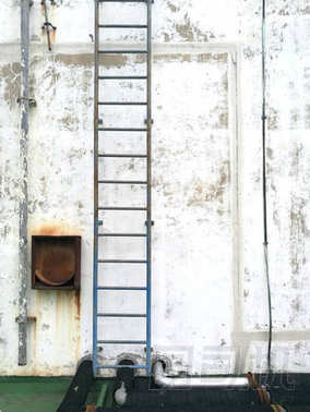 風(fēng)化的灰泥與鐵樓梯背景墻圖片