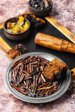 收集的根和草藥