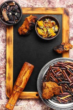 收集的根和草药图片