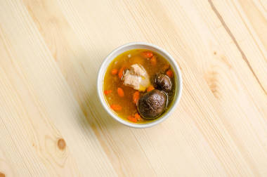 蒸熟的猪肉备件肋骨，黑蘑菇及中药