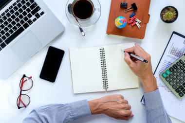 用鋼筆書寫的商人手