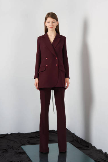 吸引力时尚在背上的花边与裤装模型