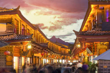 麗江古鎮(zhèn)，晚上和擁擠的旅游