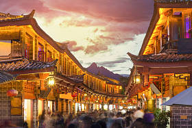 丽江古镇，晚上和拥挤的旅游
