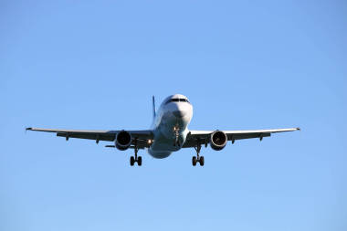 客運飛機飛行前視圖