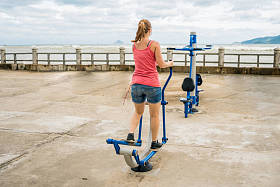 年轻女子在健身房里图片