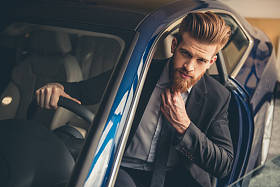 前往汽车经销商照片