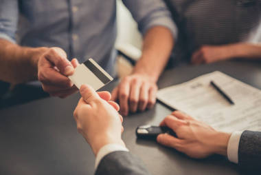 前往汽車經(jīng)銷商照片