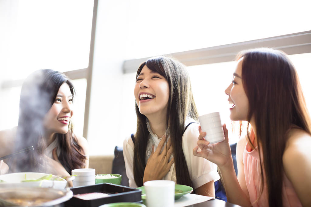 快乐的年轻妇女组吃火锅图片 快乐的年轻妇女组吃火锅图片