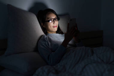 晚上看手機上的女人