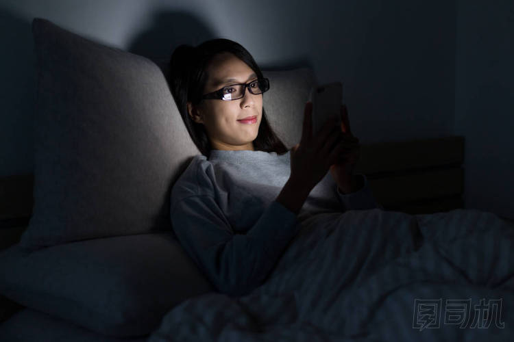 晚上看手機上的女人