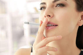 吸烟的年轻妇女 照片