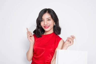 提購物袋的女人