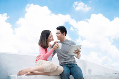 女人和男人笑着坐在户外图片