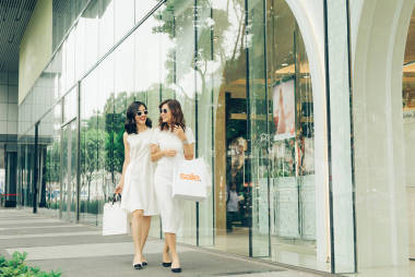 亞洲女孩與購(gòu)物袋圖片