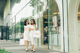 亚洲女孩与购物袋图片