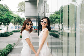 两个戴太阳镜的女孩图片