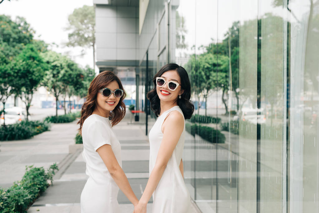 两个戴太阳镜的女孩图片