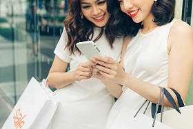 两个女孩与购物袋